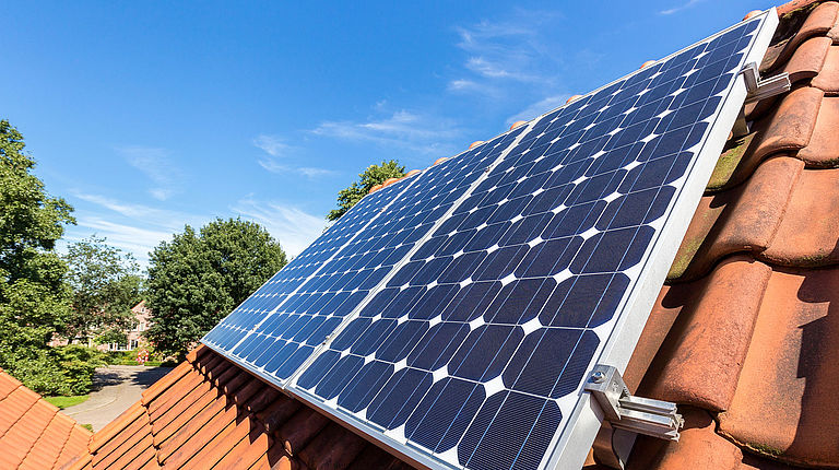 Pourquoi faire installer des panneaux solaires photovoltaïques ou  thermiques à son domicile ?